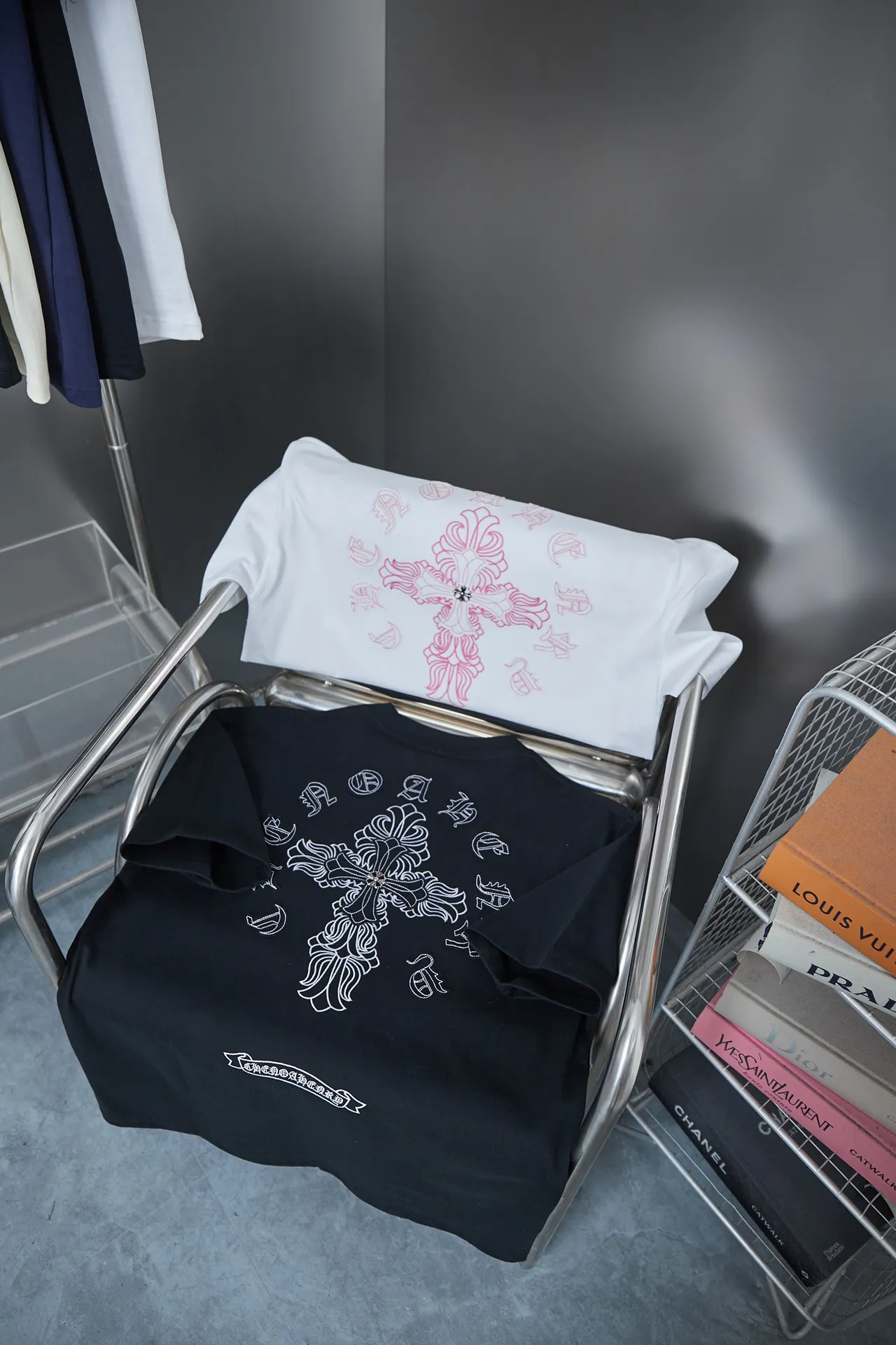 🅿️200 Ch*ome Hearte 25SS early spring new style, Croix heart patch hardware short sleeves, light luxury, essential item for daily commuting for men and women, correct version, welcome to compare, detailed features · 320g 100% pure cotton double yarn jersey fabric · Custom dyed in the same vat, special thickened 32 count double-ply 1X1 thread · Patched embroidered Chloë heart pattern ➕ tatami embroidered letter logo. Artificial hand-stitched Croxin hardware · Double-needle cross-stitching process · Original main mark, washed tag, branded moisture-proof paper packaging Color: Black/White Size: S/M/L/XL